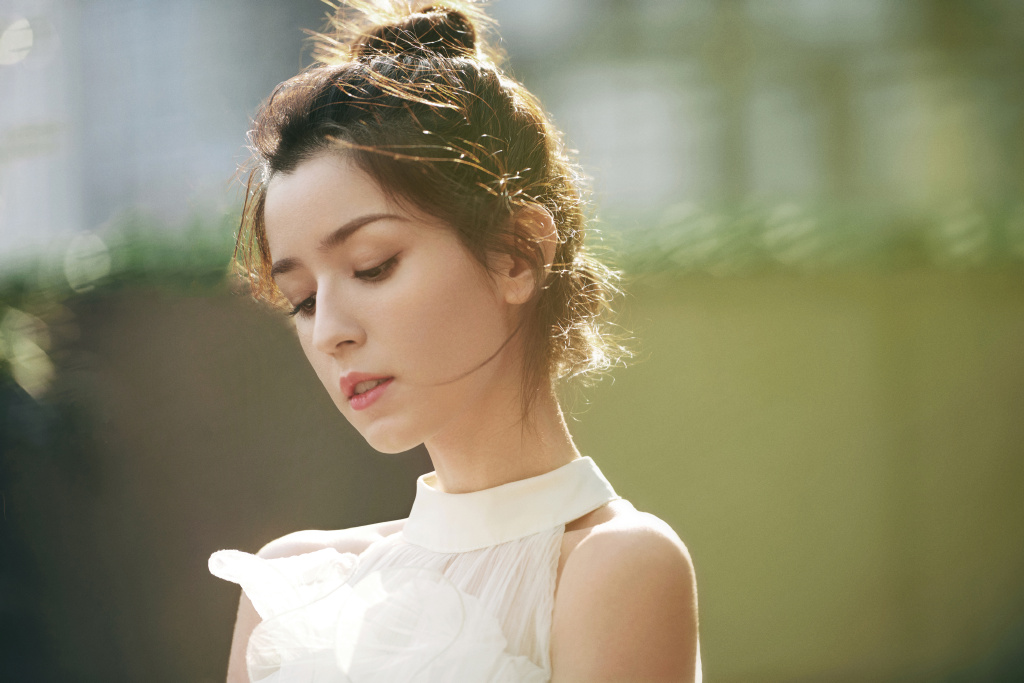 中国内地演员哈妮克孜可爱甜美写真图片图片