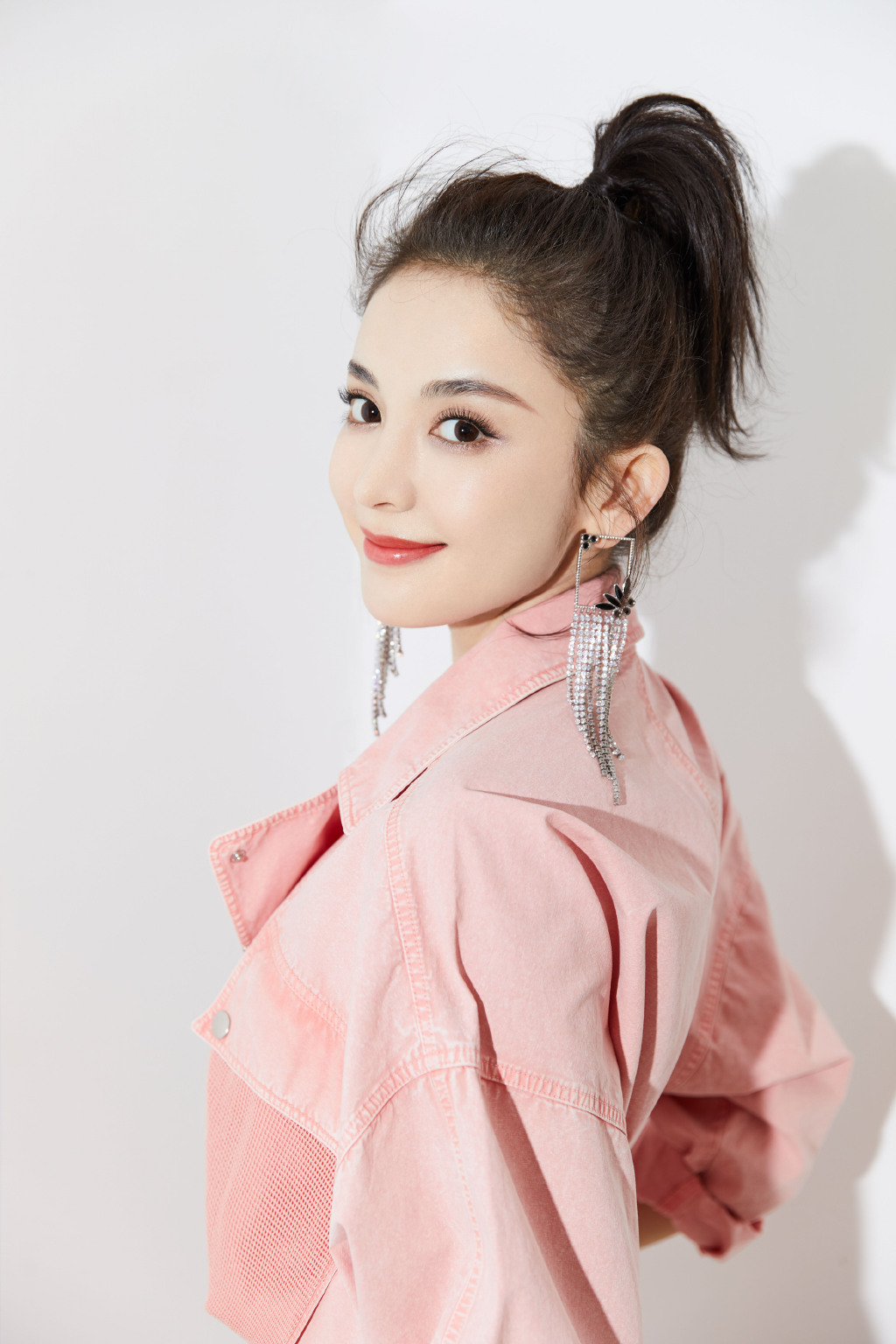 中国内地新疆乌鲁木齐市影视女演员古力娜扎微博之夜性感甜美写真图片图片