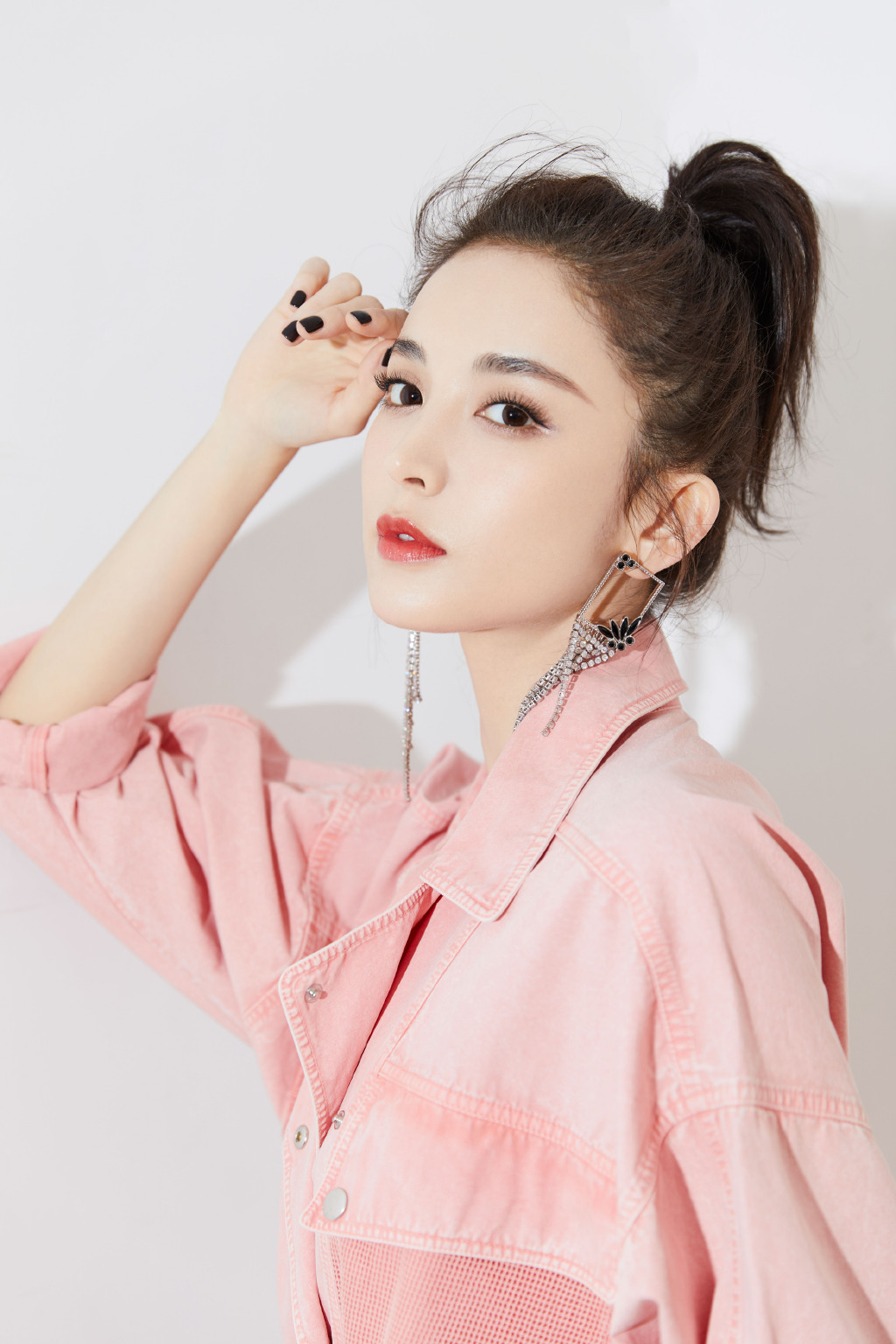中国内地新疆乌鲁木齐市影视女演员古力娜扎微博之夜性感甜美写真图片图片