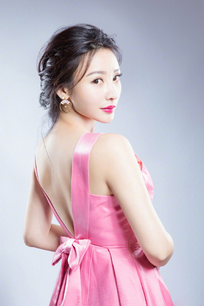 中国内地湖南衡阳女演员柳岩写真电脑桌面壁纸之网络美女图片