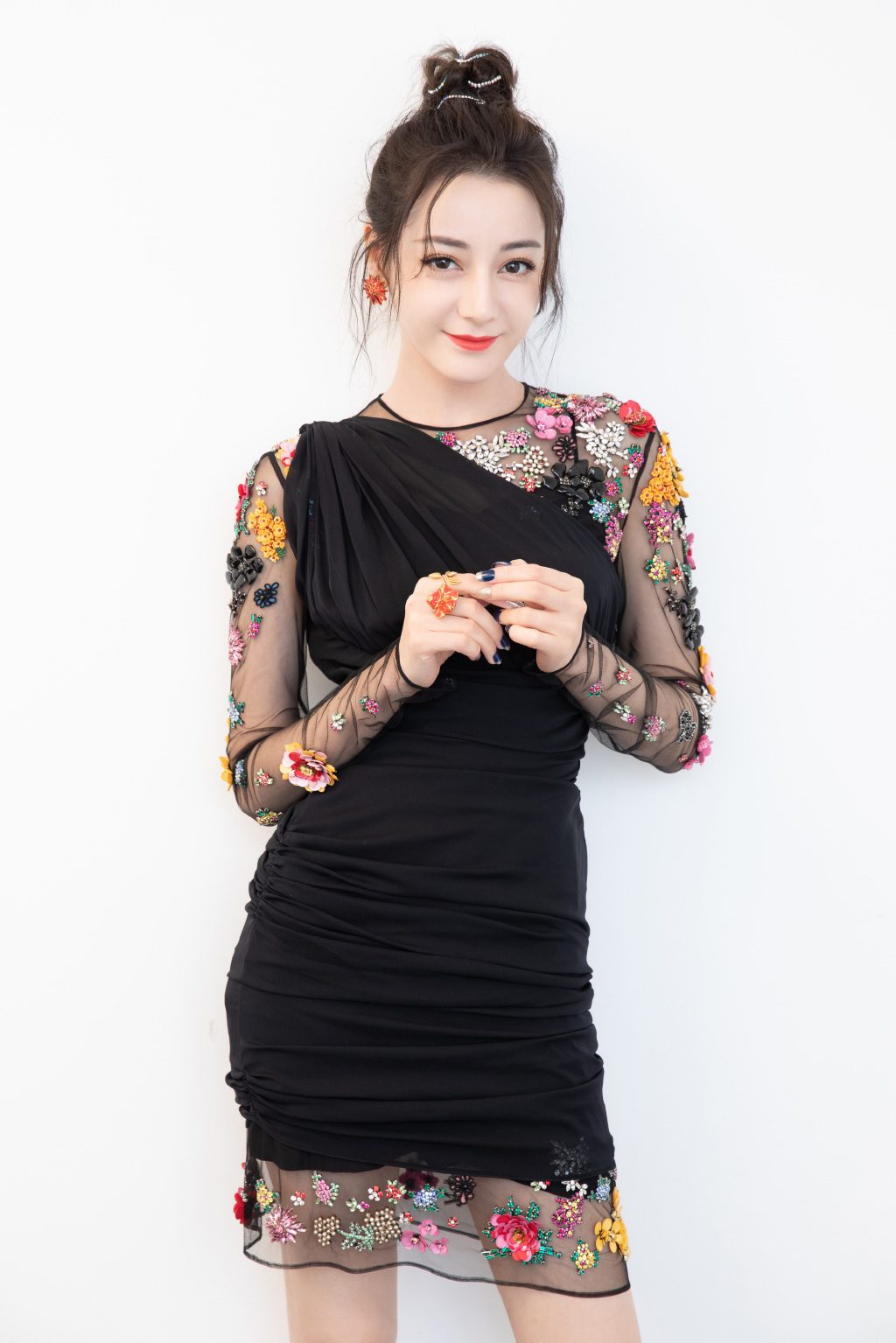 新疆乌鲁木齐美女演员迪丽热巴超A酷飒写真图片图片