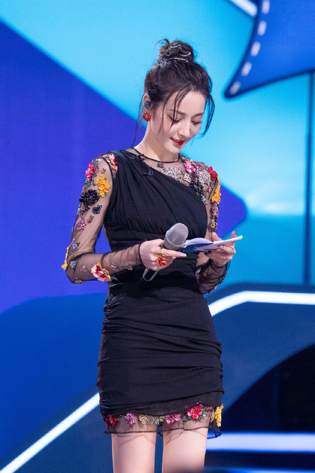 新疆乌鲁木齐美女演员迪丽热巴超A酷飒写真图片图片