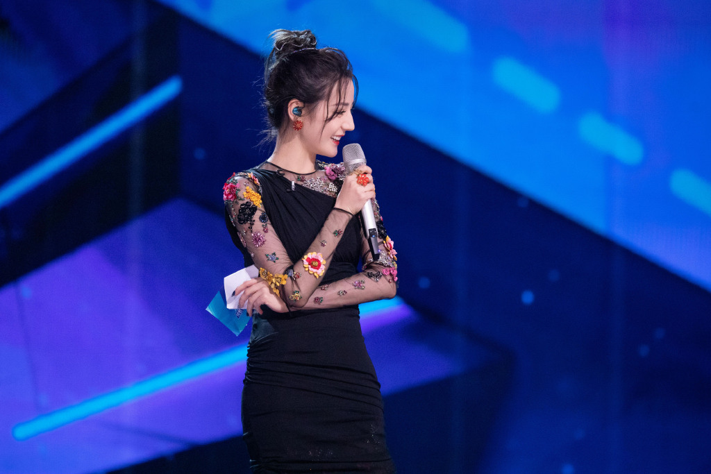 新疆乌鲁木齐美女演员迪丽热巴超A酷飒写真图片图片