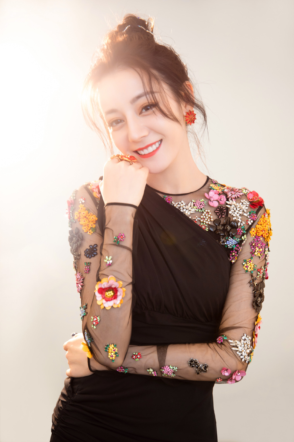 新疆乌鲁木齐美女演员迪丽热巴超A酷飒写真图片图片