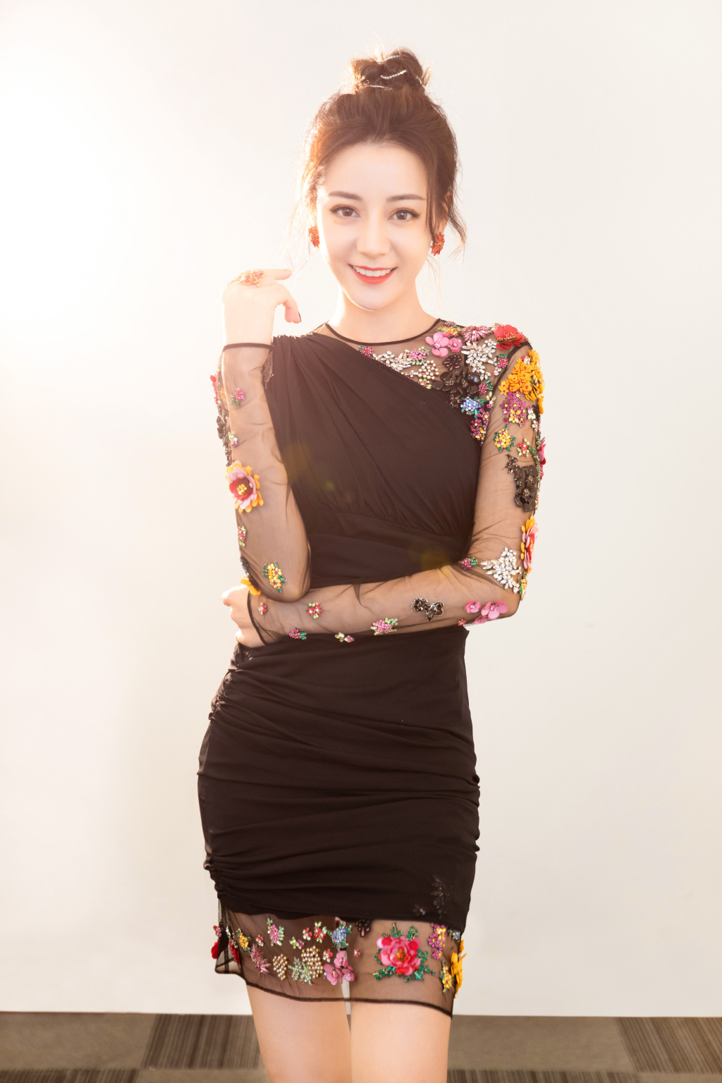 新疆乌鲁木齐美女演员迪丽热巴超A酷飒写真图片图片