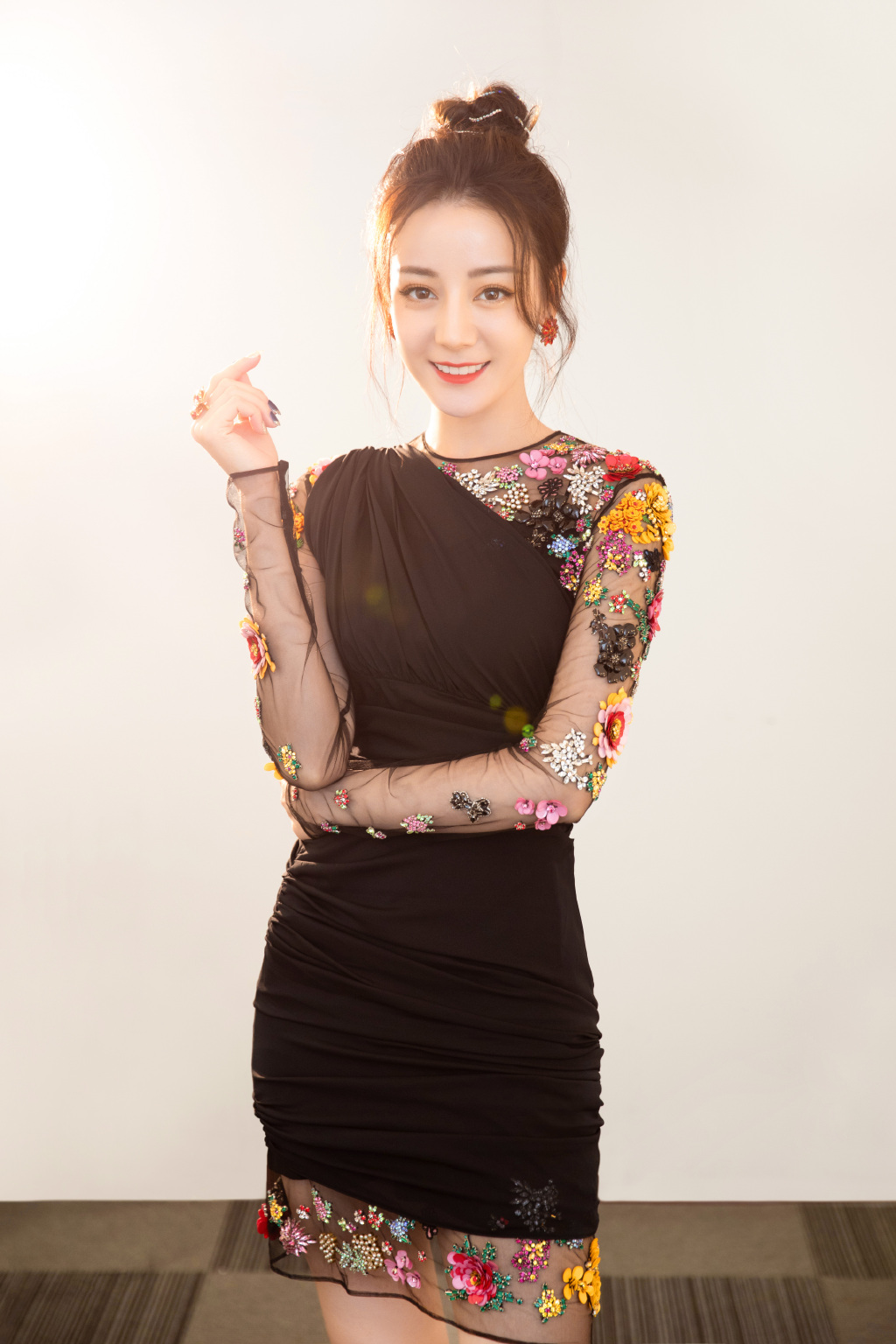 新疆乌鲁木齐美女演员迪丽热巴超A酷飒写真图片图片