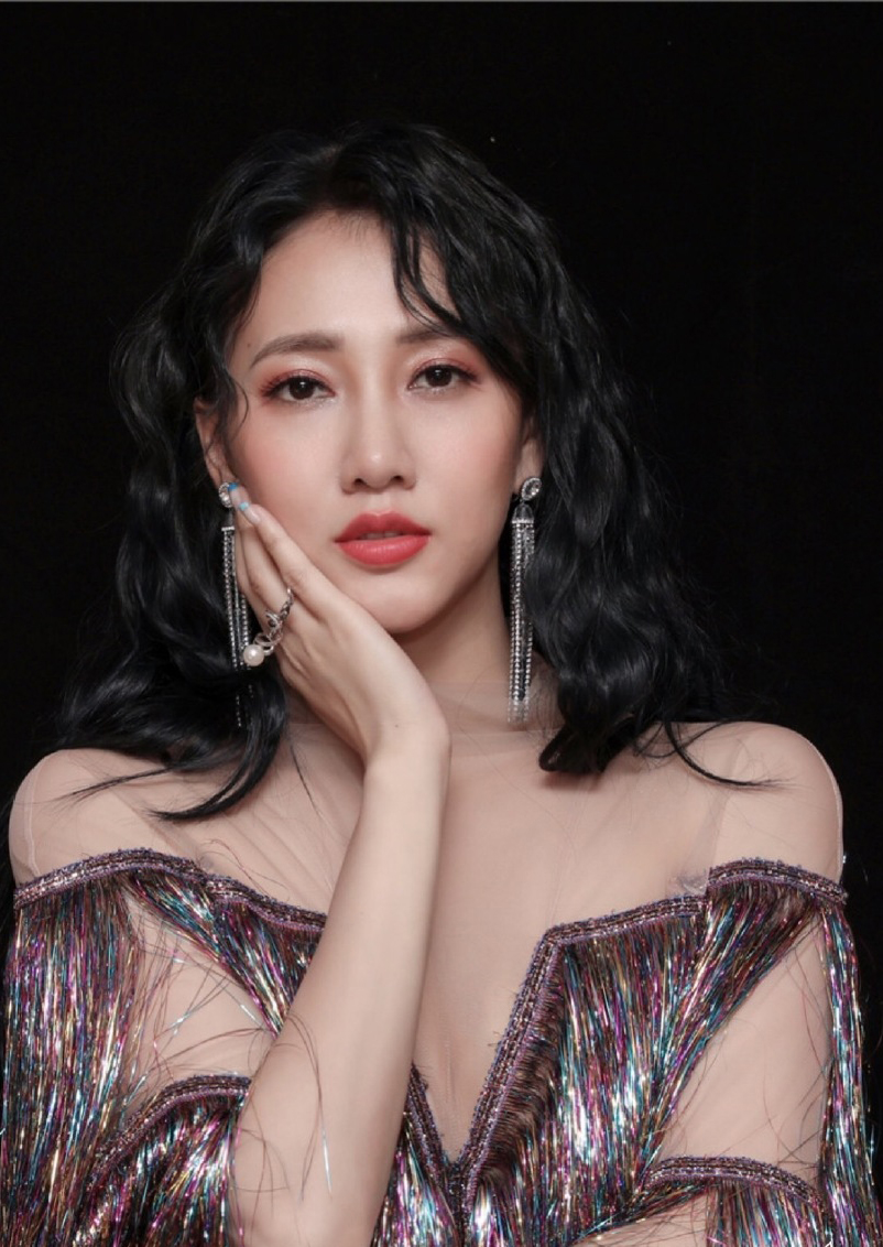 大陆广西壮族自治区百色弦子裸色羽毛裙优雅写真图片图片