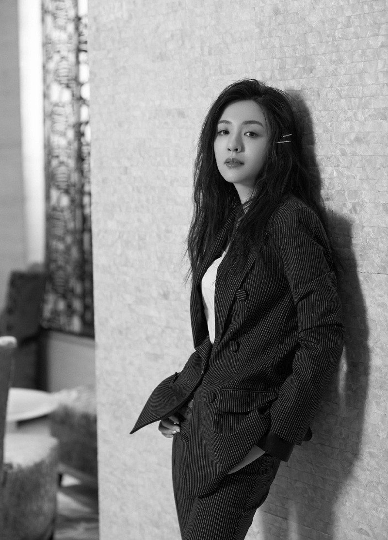 中国内地山东省青岛女演员王晓晨时尚杂志封面高清图片图片