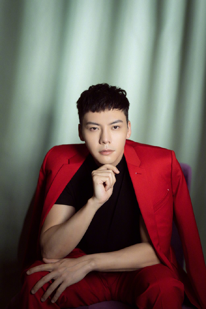 中国香港华语影视男演员歌手陈伟霆第四张个人专辑《headsortails》宣传写真图片陈伟霆专辑封面写真图片图片