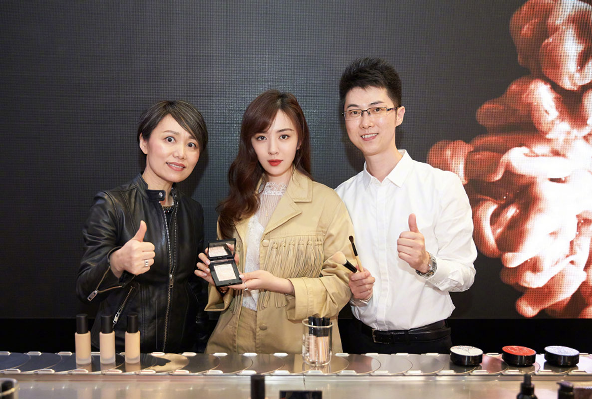 中国内地山东省青岛女演员王晓晨时尚杂志封面高清图片图片