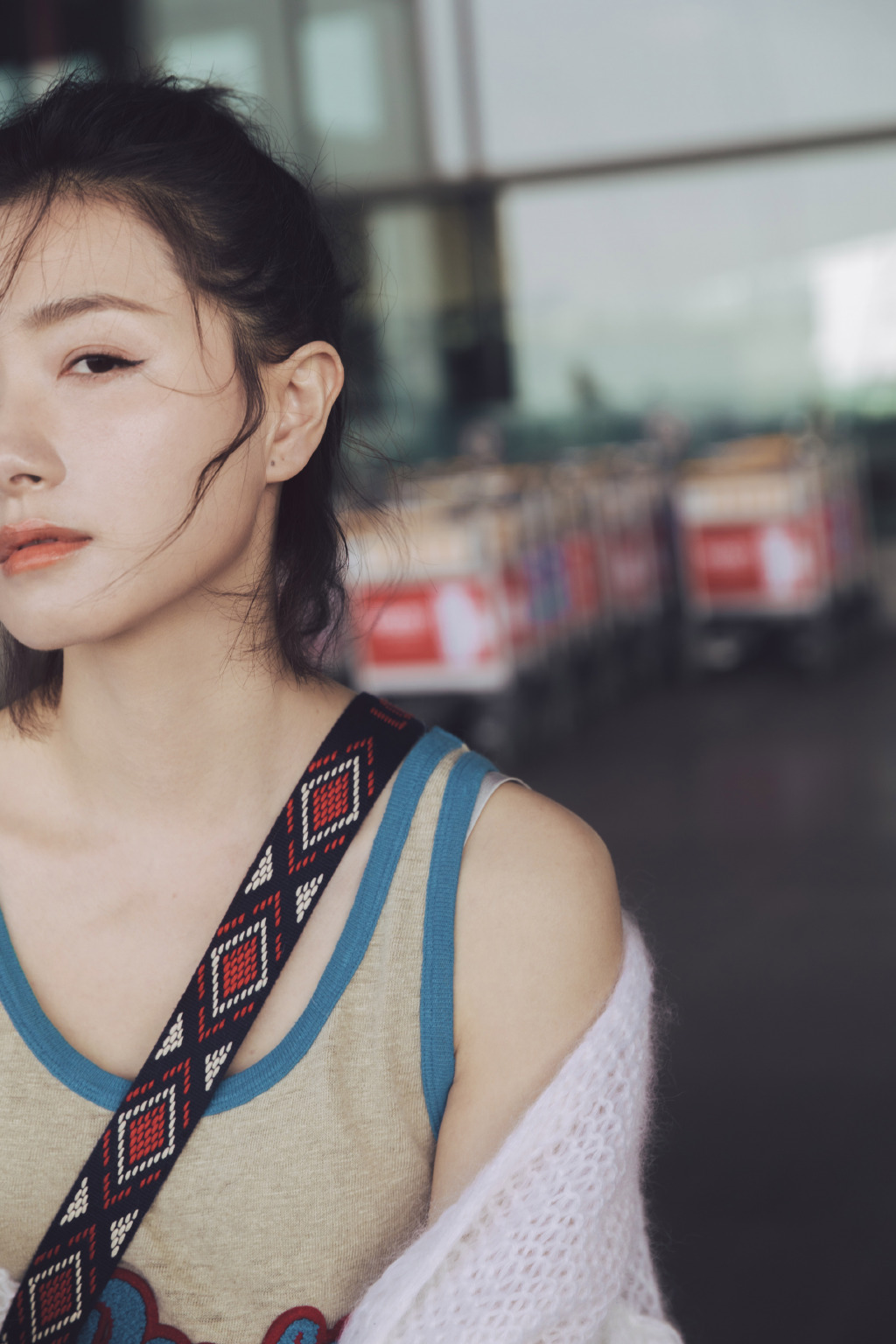 万茜休闲随性街拍图片图片
