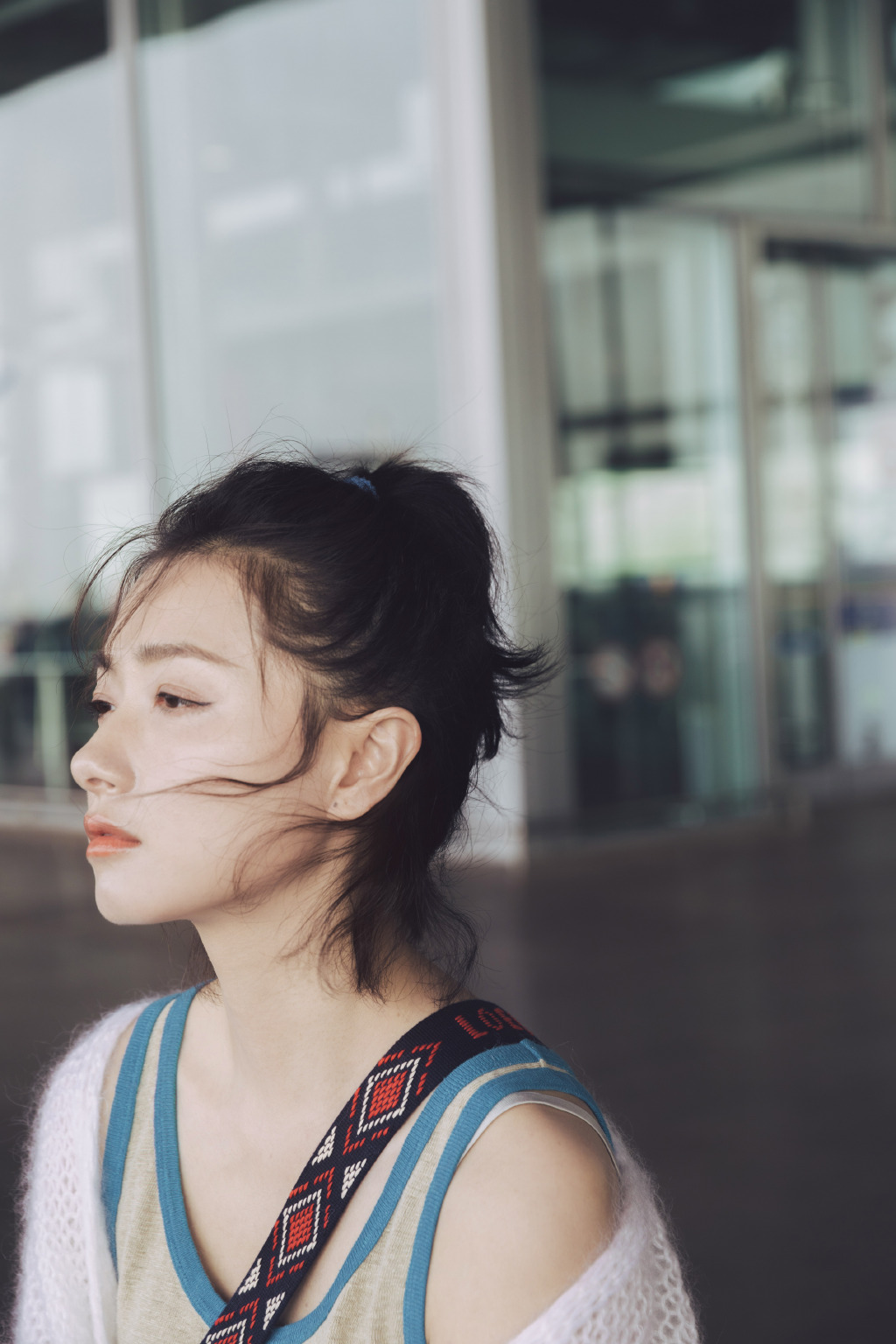 万茜休闲随性街拍图片图片