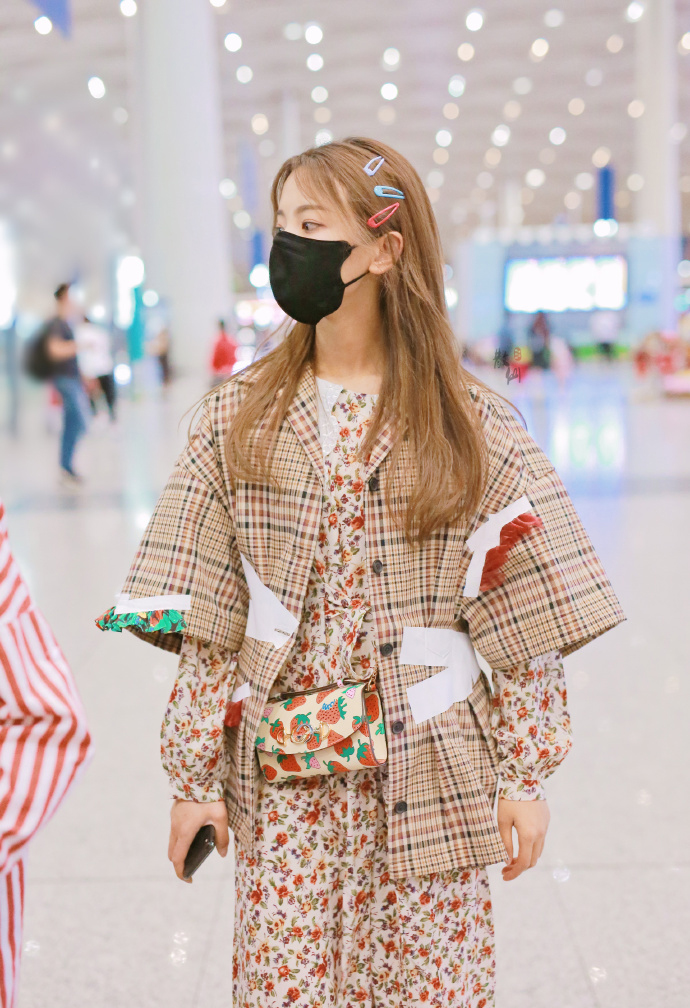 高清江苏女星杨超越绿发高马尾元气造型图片。图片