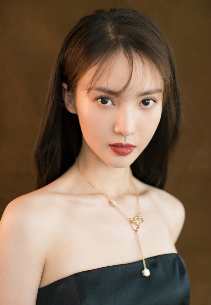 中国大陆山东济南女演员平面模特金晨性感时髦机场照图片图片