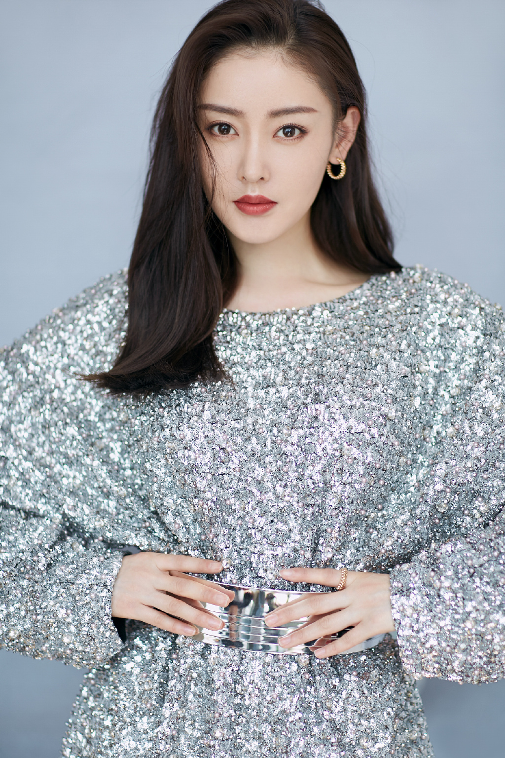 高清哈尔滨新生代女演员张天爱最新时尚杂志封面写真图片图片