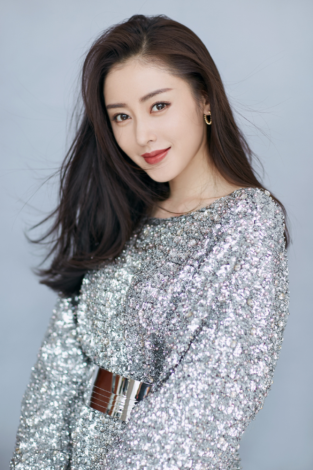 高清哈尔滨新生代女演员张天爱最新时尚杂志封面写真图片图片