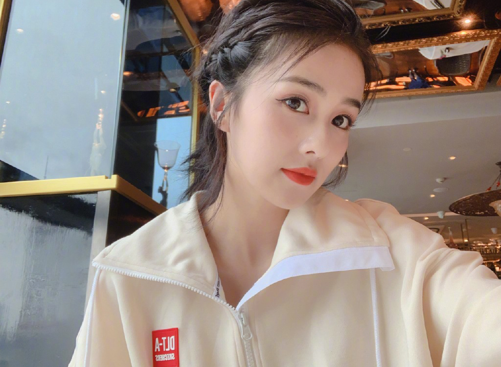 美女高露图片