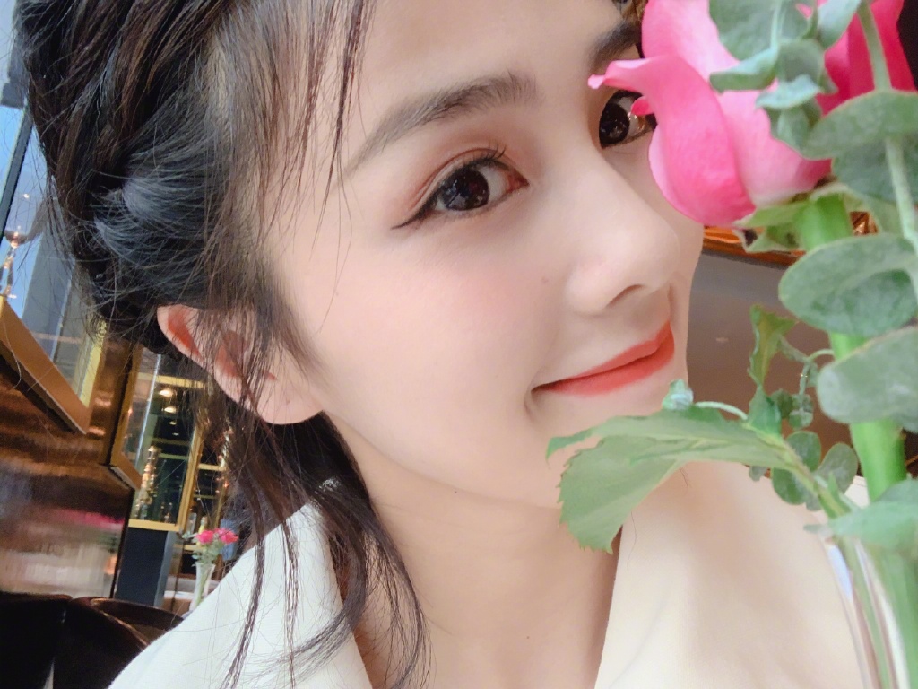 美女高露图片