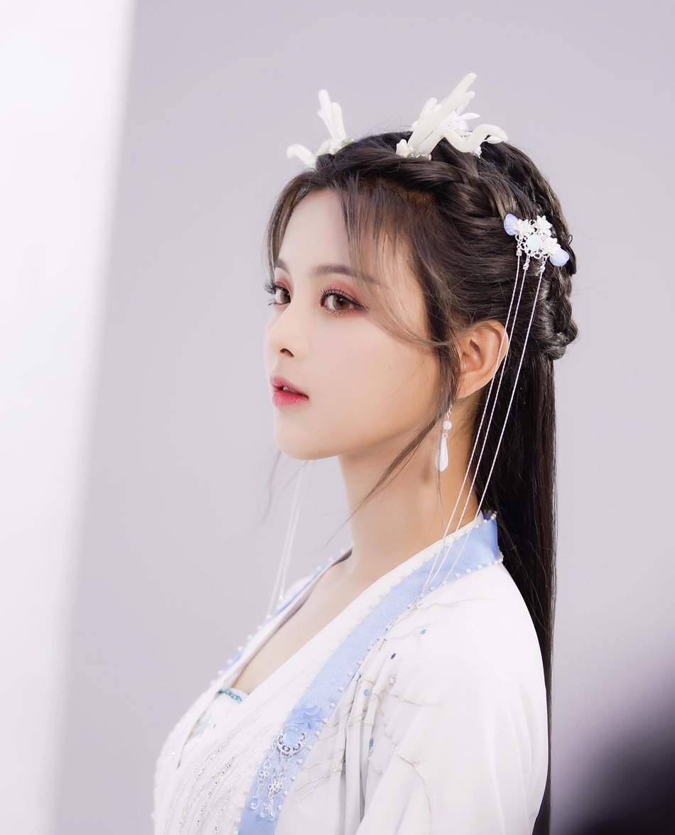 高清江苏性感美女星杨超越单马尾街拍写真图片图片