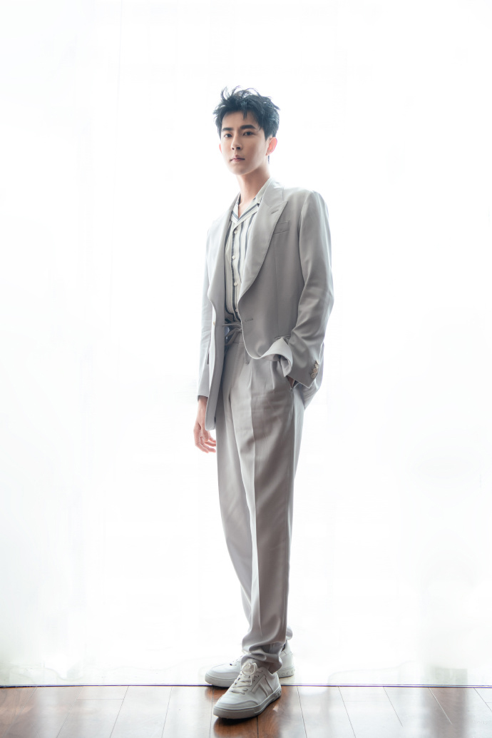 高清新疆乌鲁木齐男明星于朦胧复古造型杂志写真图片图片 高清新疆乌鲁木齐男明星于朦胧复古造型杂志写真图片图片