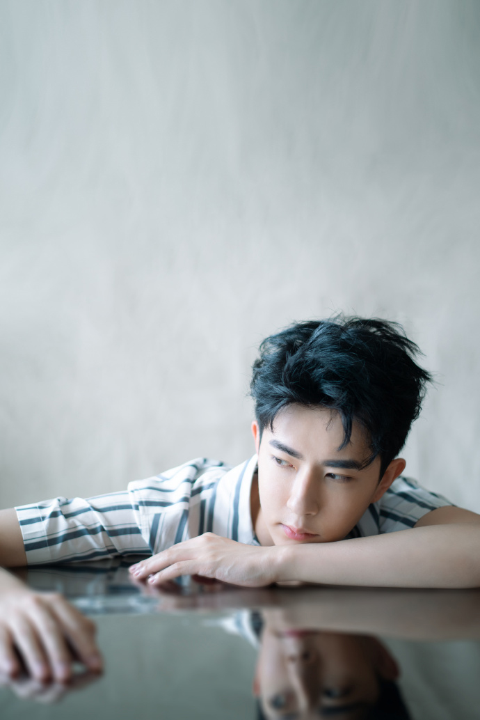 高清新疆乌鲁木齐男明星于朦胧复古造型杂志写真图片图片