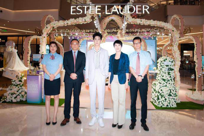 高清新疆乌鲁木齐男明星于朦胧披头士徽章大衣写真图片图片