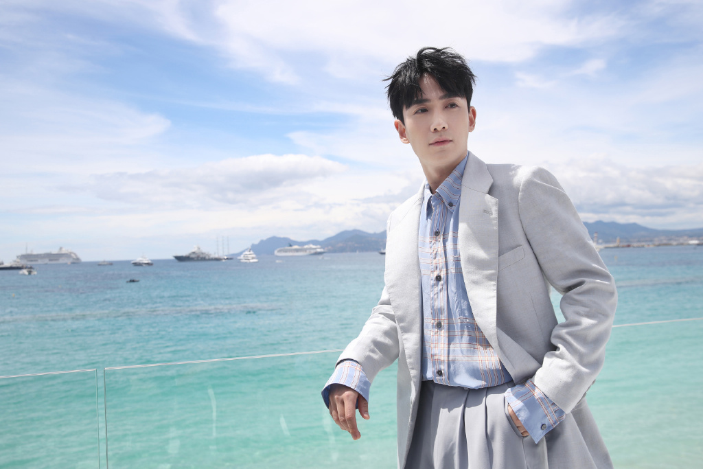高清中国大陆武汉男演员朱朱一龙芭莎男士魅力写真大片图片