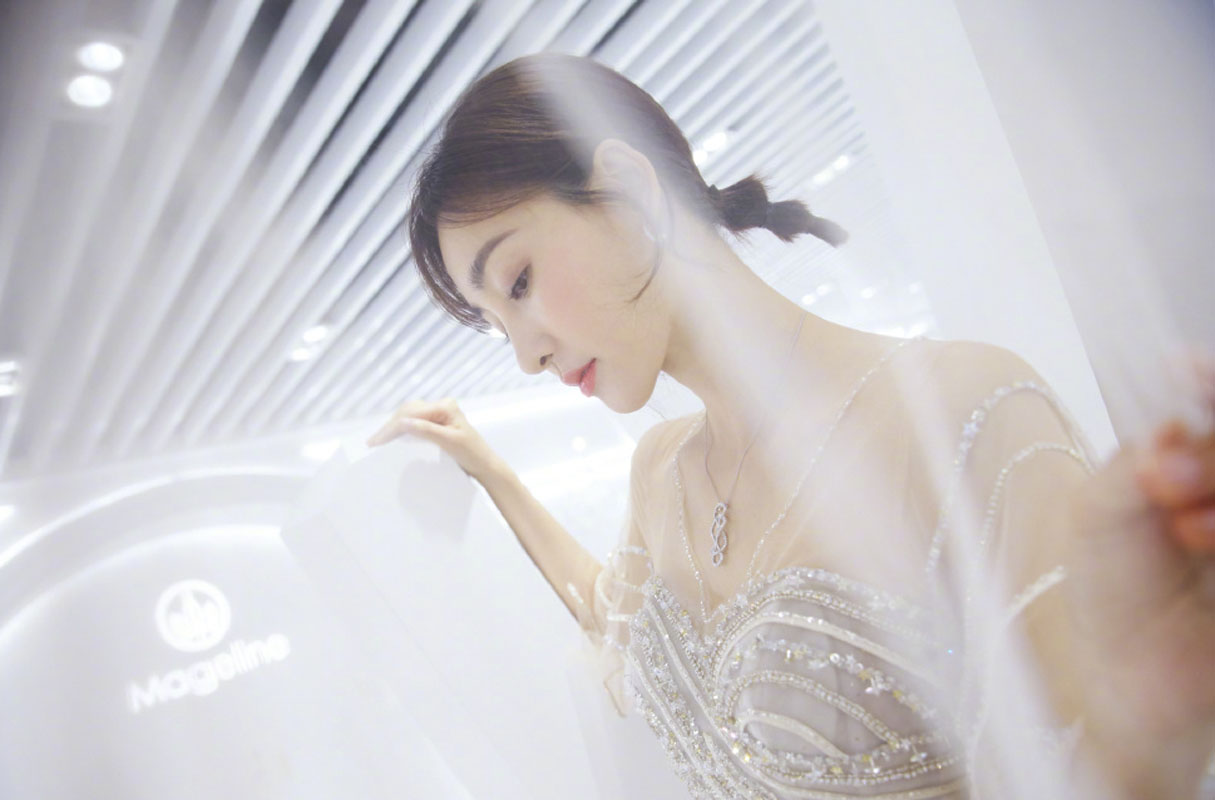 王丽坤性感干练活动写真图片图片