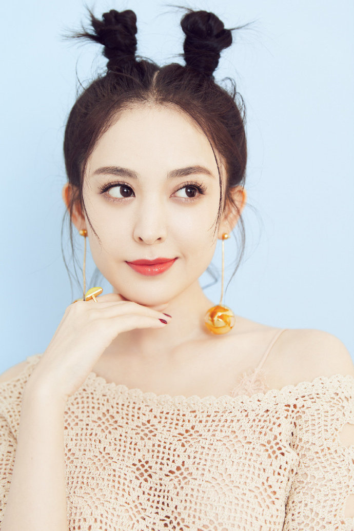 中国内地新疆乌鲁木齐市影视女演员古力娜扎微博之夜性感甜美写真图片图片
