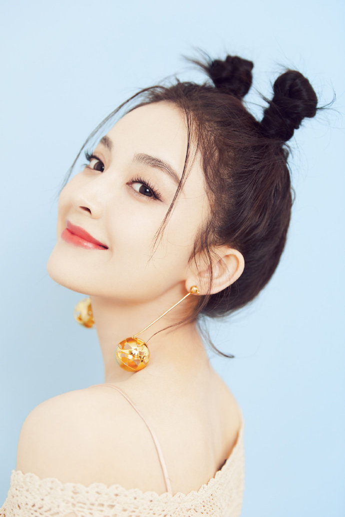 中国内地新疆乌鲁木齐市影视女演员古力娜扎微博之夜性感甜美写真图片图片