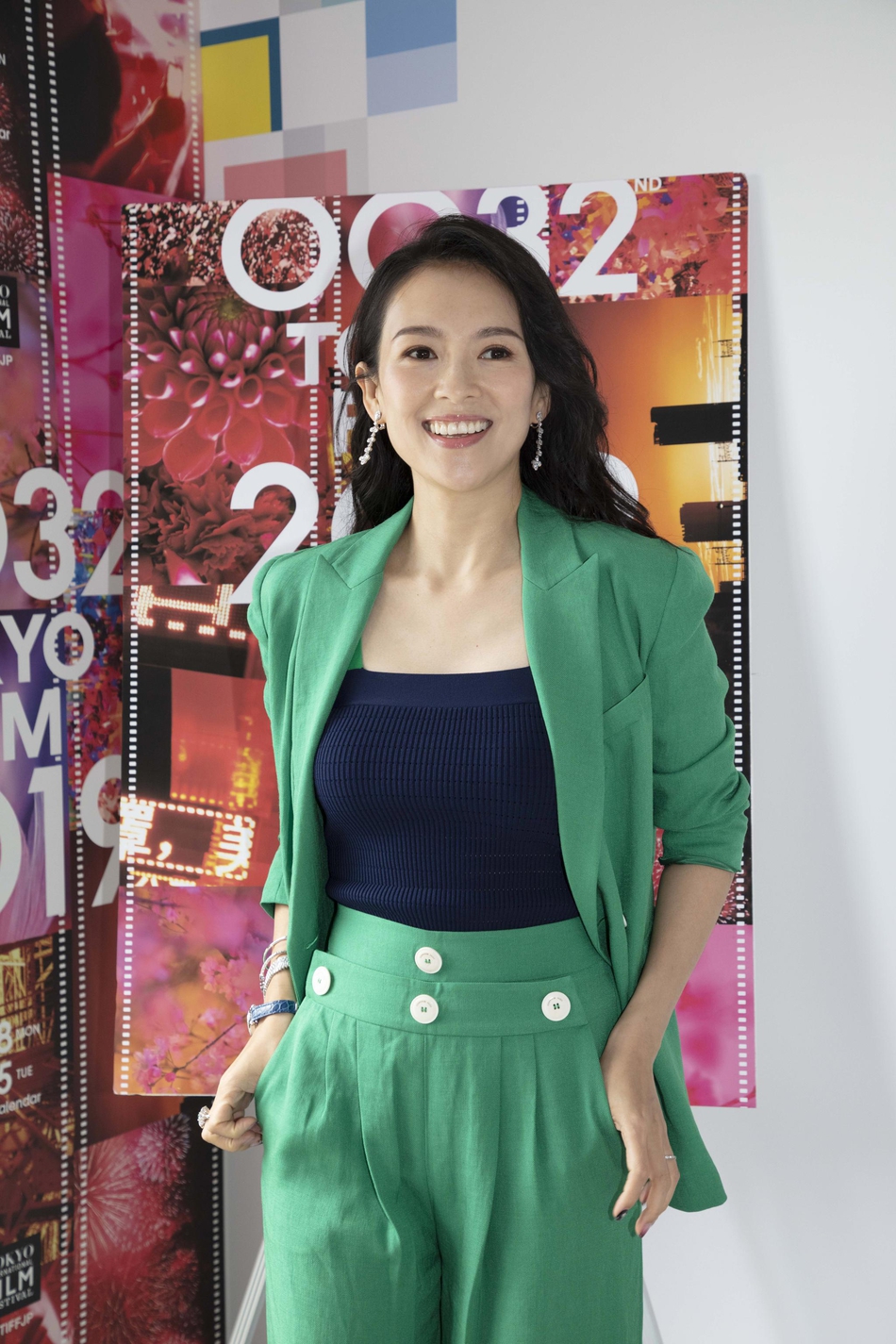 汪峰黑装现身上海机场 忙与章子怡煲电话粥图片