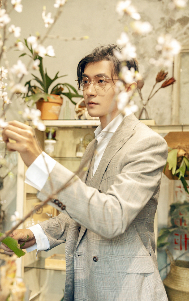 江苏省南京男演员佟梦实儒雅帅气西装写真高清图片图片
