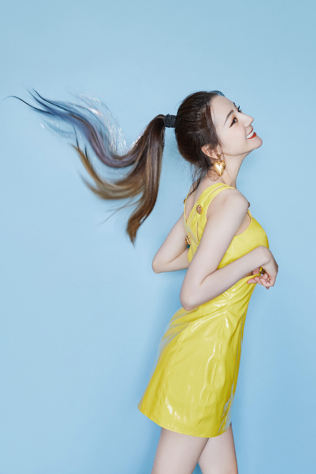 新疆乌鲁木齐美女演员迪丽热巴最新杂志写真图片图片