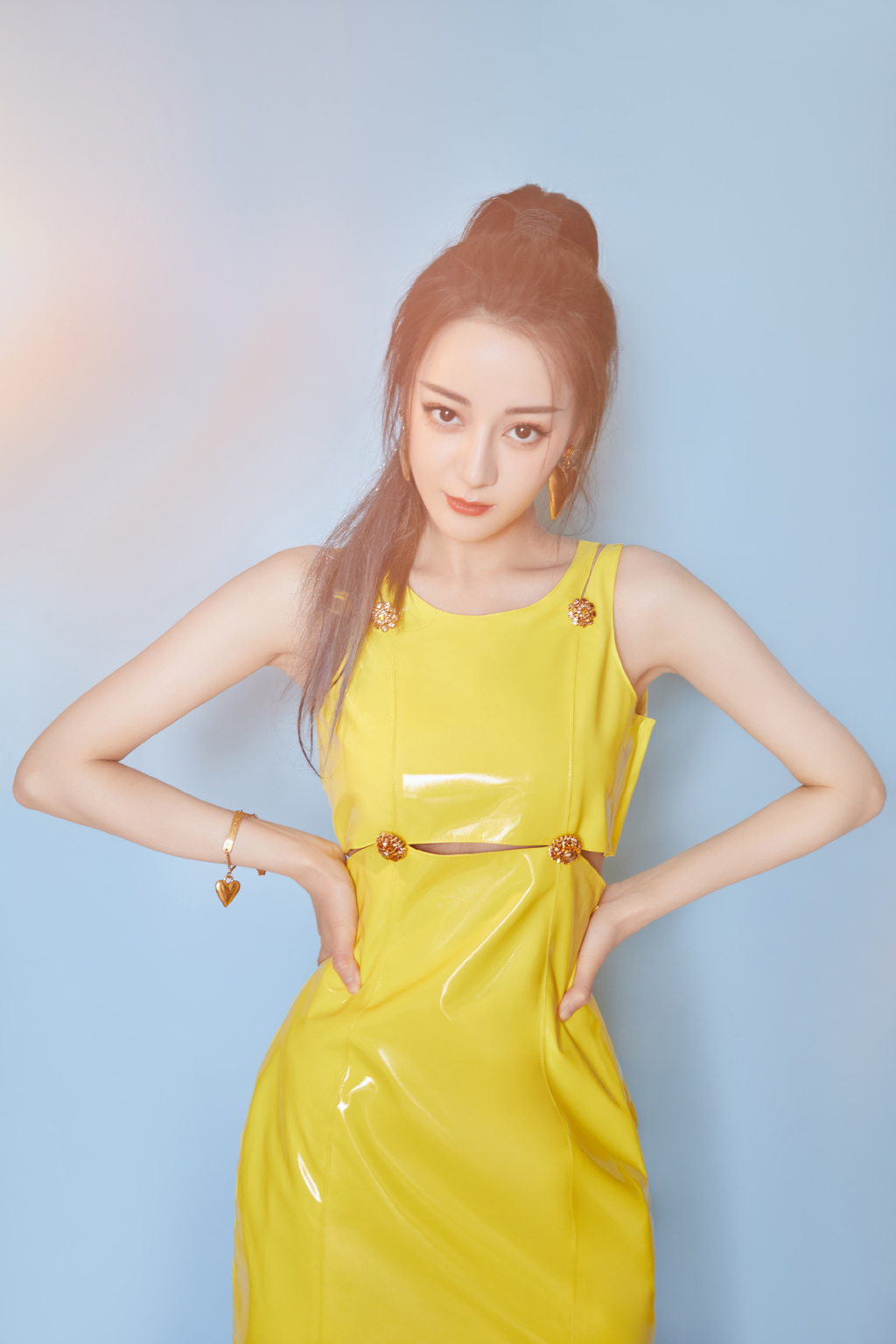 新疆乌鲁木齐美女演员迪丽热巴最新杂志写真图片图片