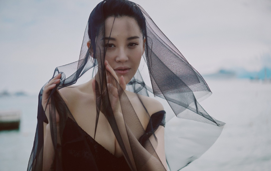 许晴假日休闲复古 优雅俏皮暖意动人图片