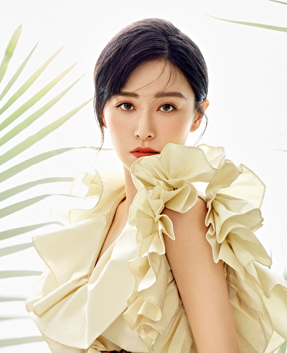 高清中国内地代黑龙江省哈尔滨新生女演员阚清子眼眸动人清新性感时尚大气艺术写真图片图片