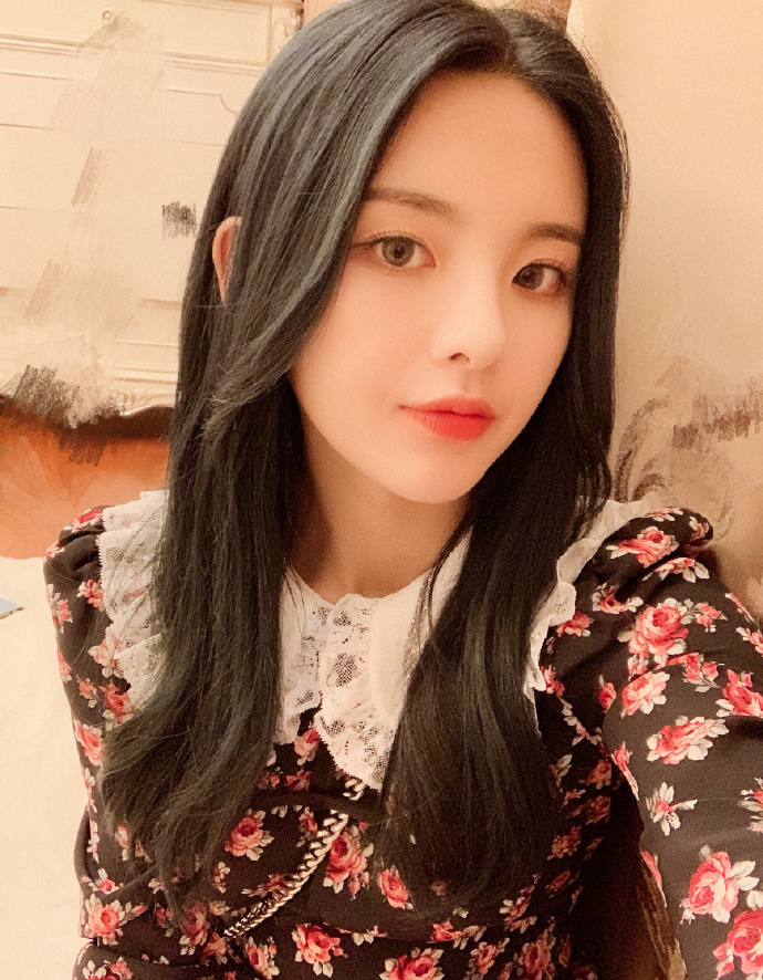 杨超越图片