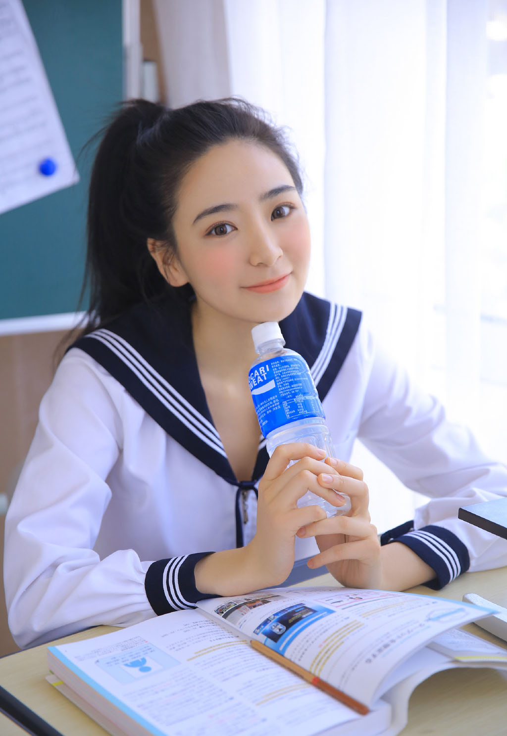 学生妹穿着天蓝色连衣裙的清纯麻花辫美女清纯养眼唯美校园写真图片