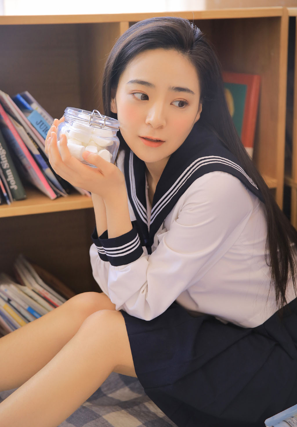 学生妹穿着天蓝色连衣裙的清纯麻花辫美女清纯养眼唯美校园写真图片