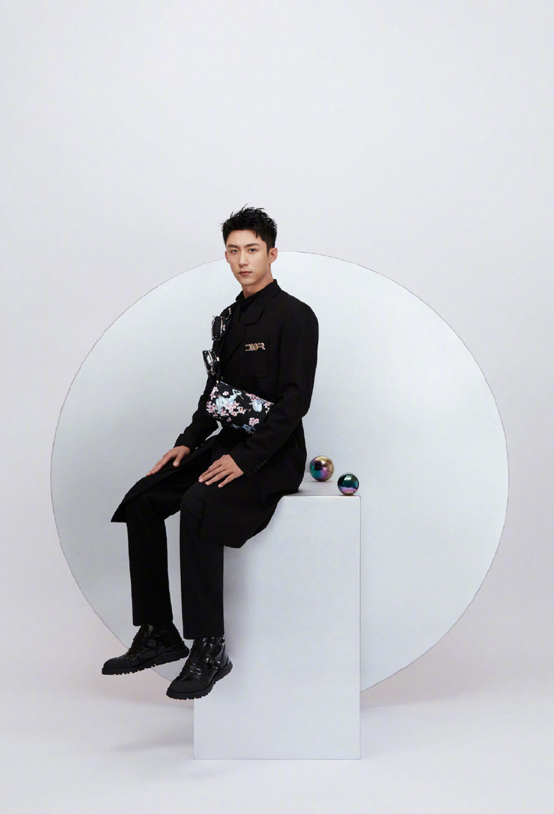 高清辽宁省丹东市男明显黄景瑜时尚杂志写真帅气图片图片