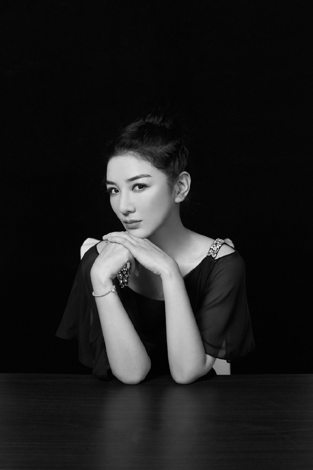 上海美女演员黄奕成熟优雅写真图片图片