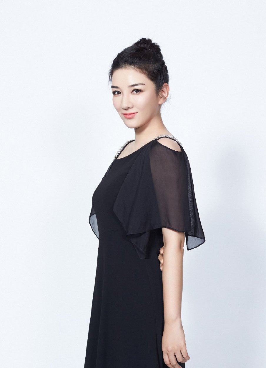 上海美女演员黄奕成熟优雅写真图片图片