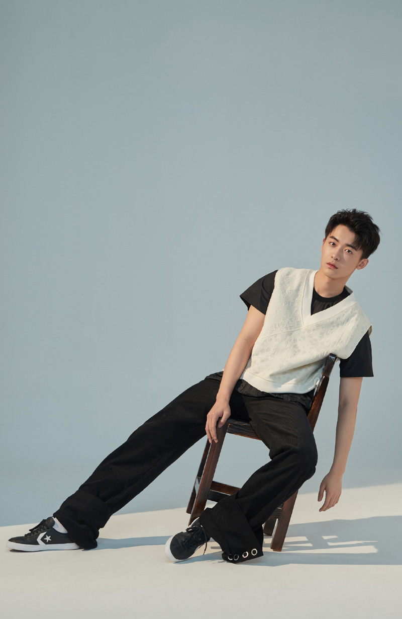 赵志伟条纹衬衫帅气街拍图片图片