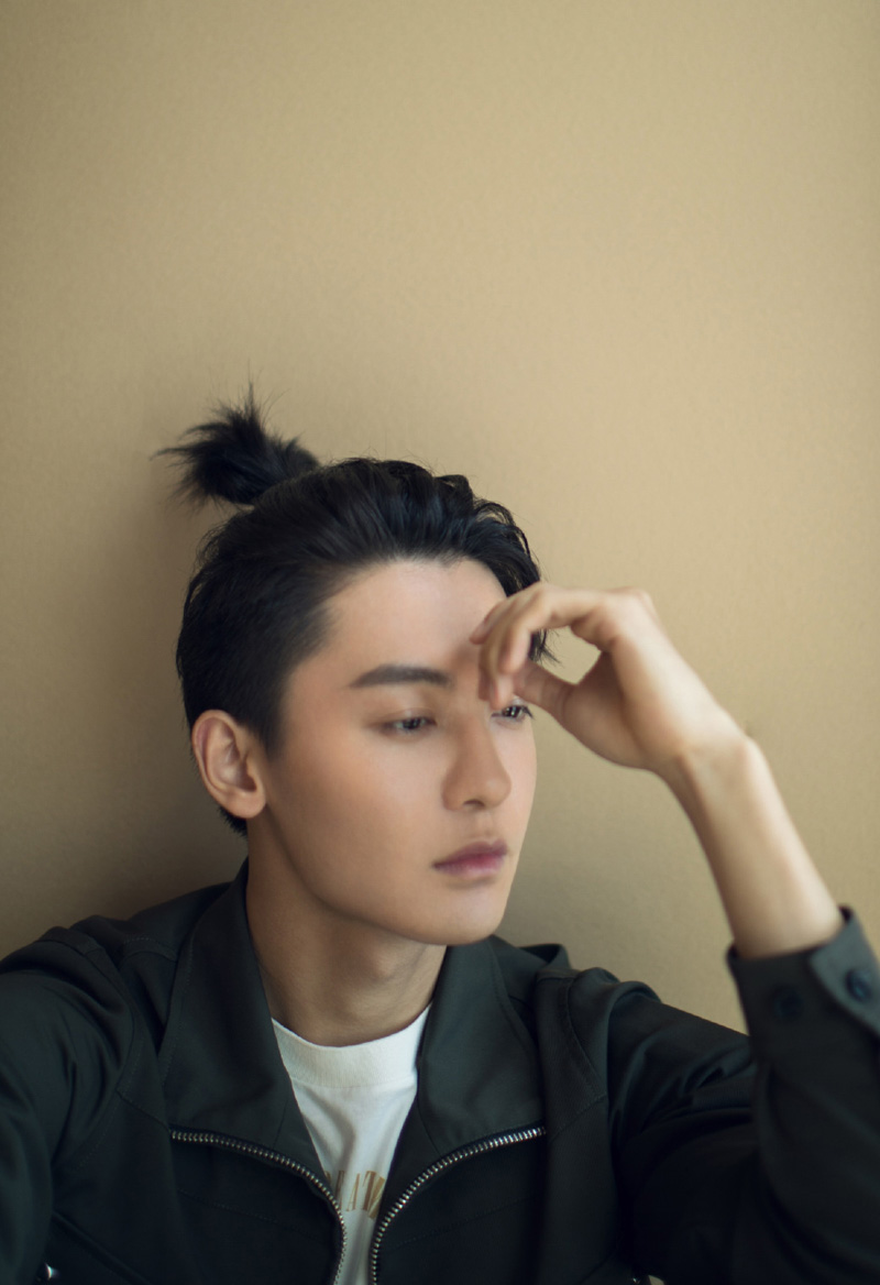 赵志伟条纹衬衫帅气街拍图片图片