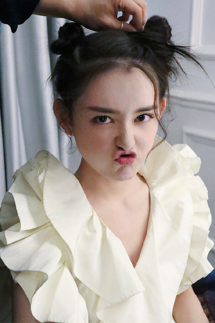 蒋依依图片 蒋依依雪中红衣甜美写真图片图片