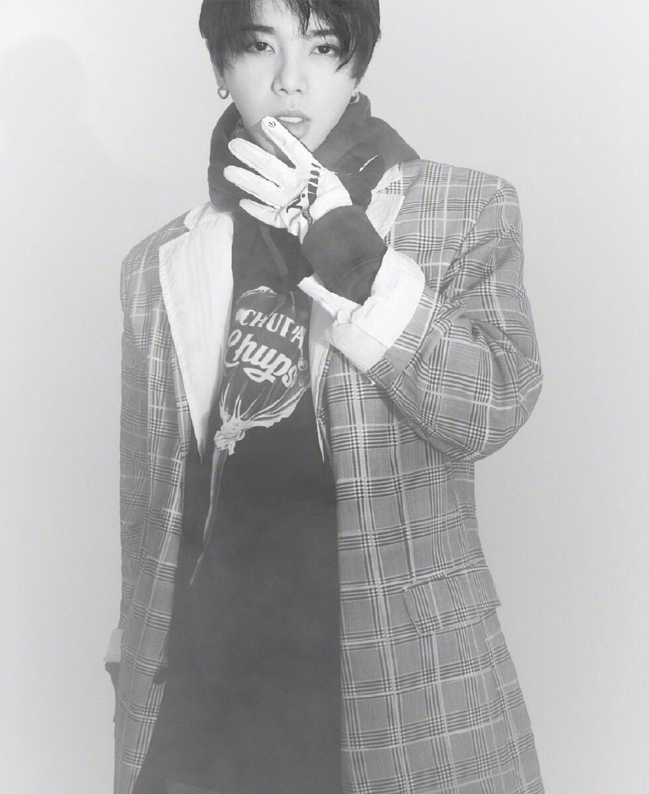 华晨宇帅气光影写真图片图片