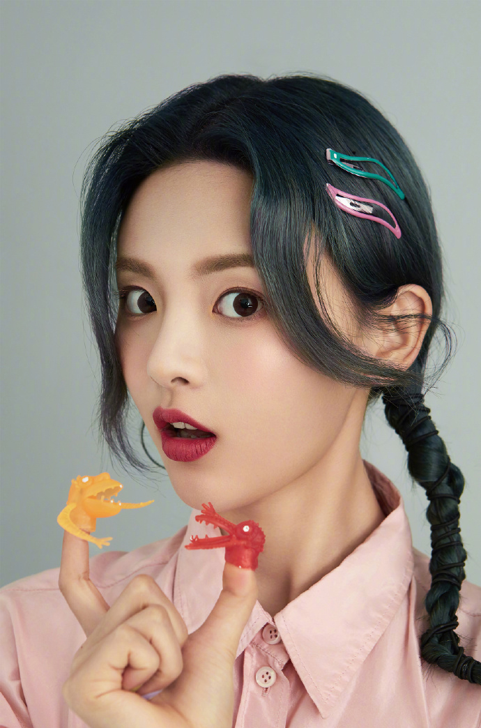 高清江苏性感美女星杨超越单马尾街拍写真图片图片