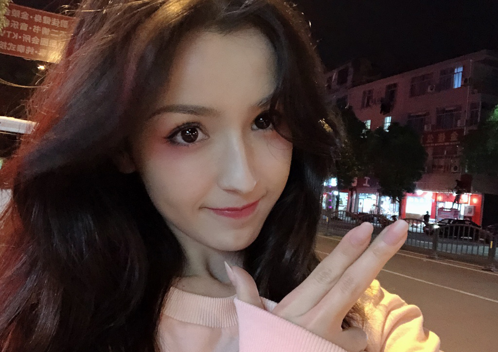 中国内地演员哈妮克孜唯美动人舞台照图片图片