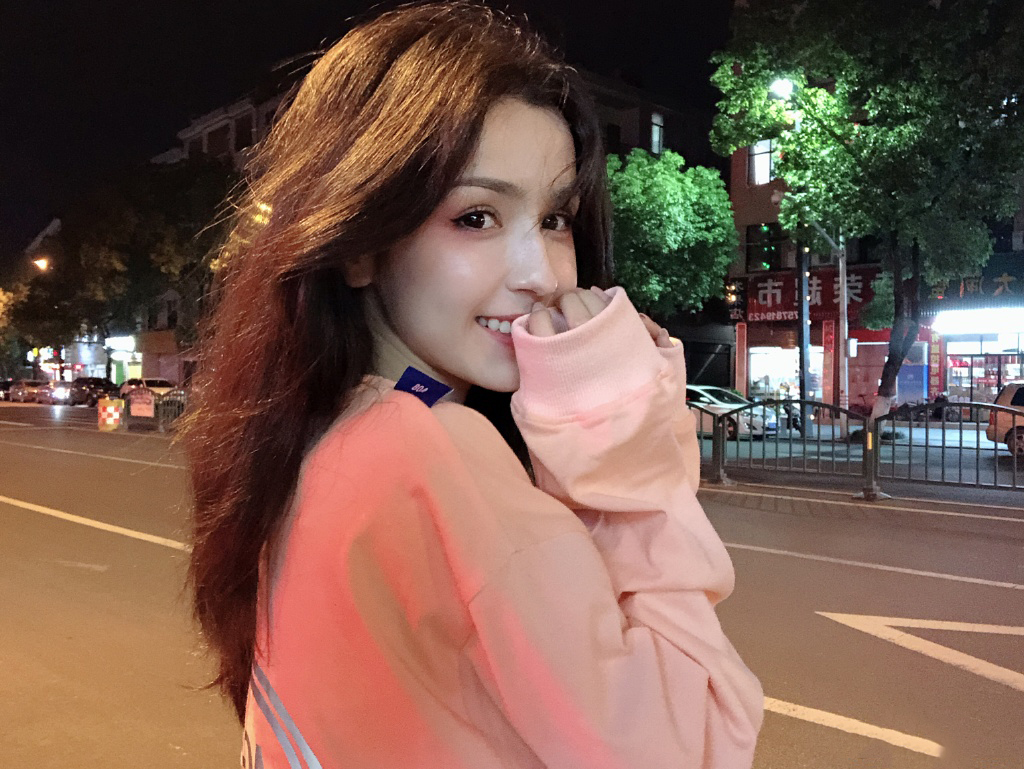 中国内地演员哈妮克孜唯美动人舞台照图片图片