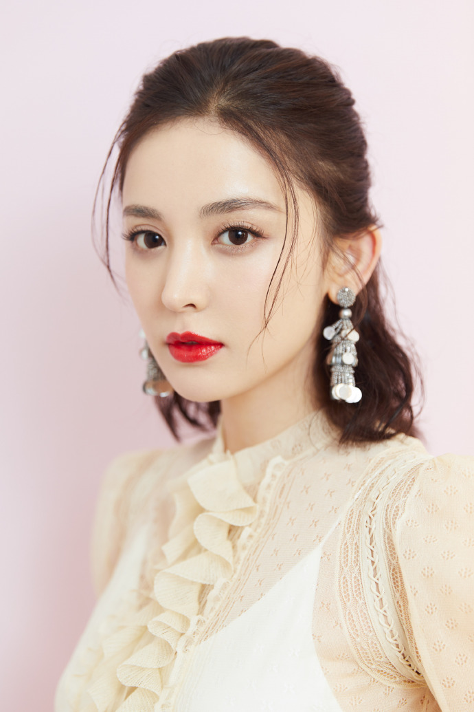中国内地新疆乌鲁木齐市影视女演员古力娜扎微博之夜性感甜美写真图片图片